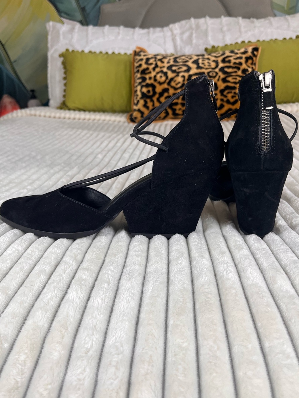 Eileen Fisher Black Suede Cross Strap Block Heel Pump Size 9.5” (Fits like 8.5”)